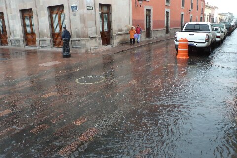 Reportan charcos en calles