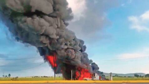 Arde ducto de Pemex por toma clandestina