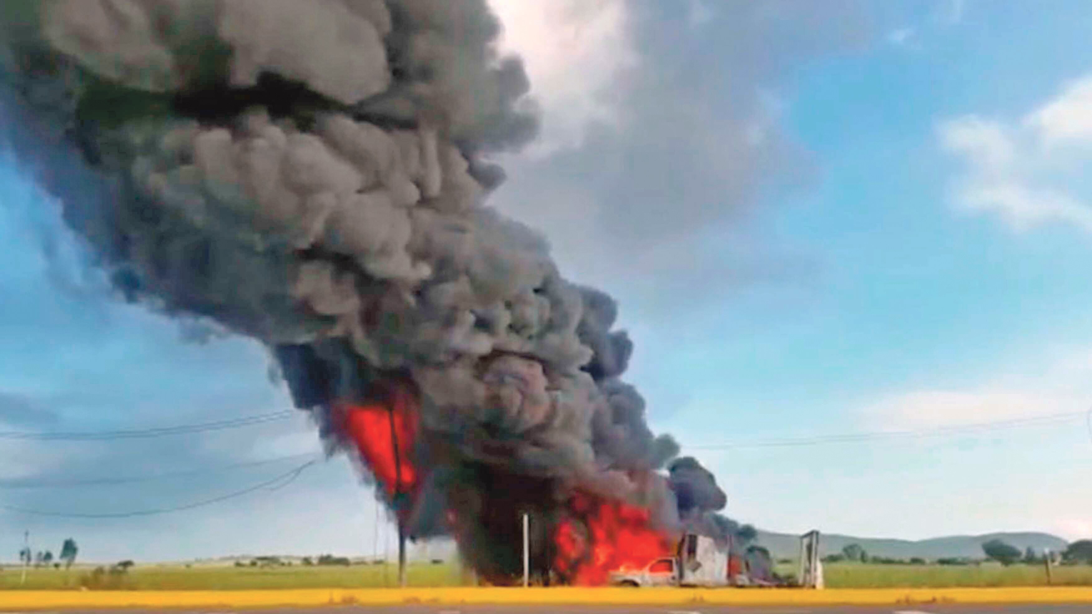 Arde ducto de Pemex por toma clandestina