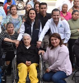 Entregan aparatos de ayuda a ancianos