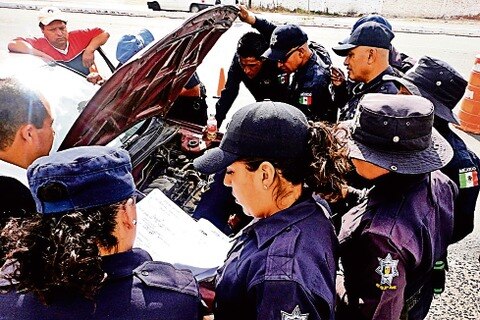 Capacitan a policías de SJR