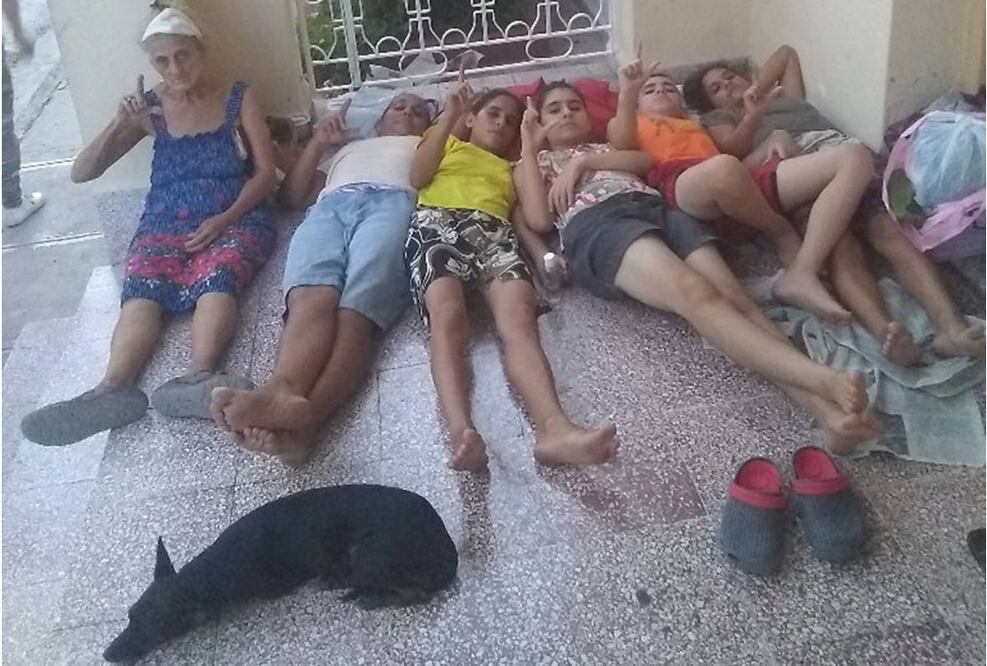 Familia en Cuba denuncia represión y se refugia en atrio de Obispado