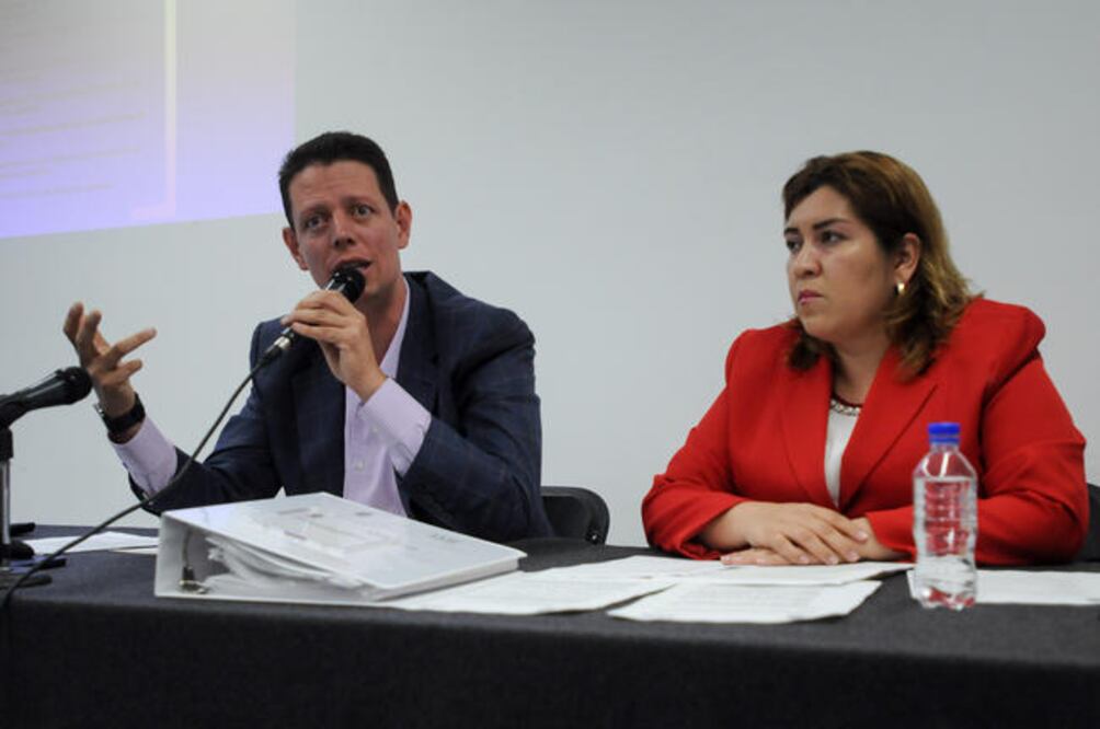 Mauricio Ortiz Proal (der.), coordinador del PRI, señala que trabajarán para que posteriormente se le dé la oportunidad a alguna fuerza política distinta al PAN (VÍCTOR PICHARDO. EL UNIVERSAL)