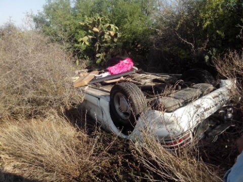 Muere mujer en volcadura 