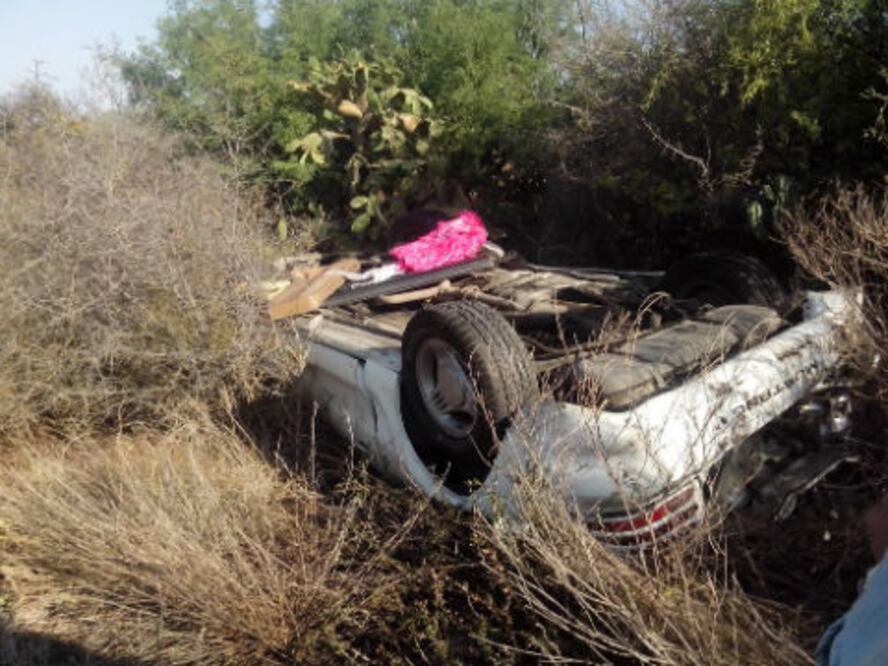 Muere mujer en volcadura