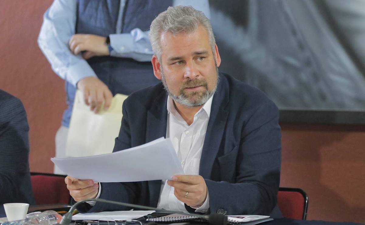 Gobernador de Michoacán visita a AMLO tras asesinato de periodista Armando Linares