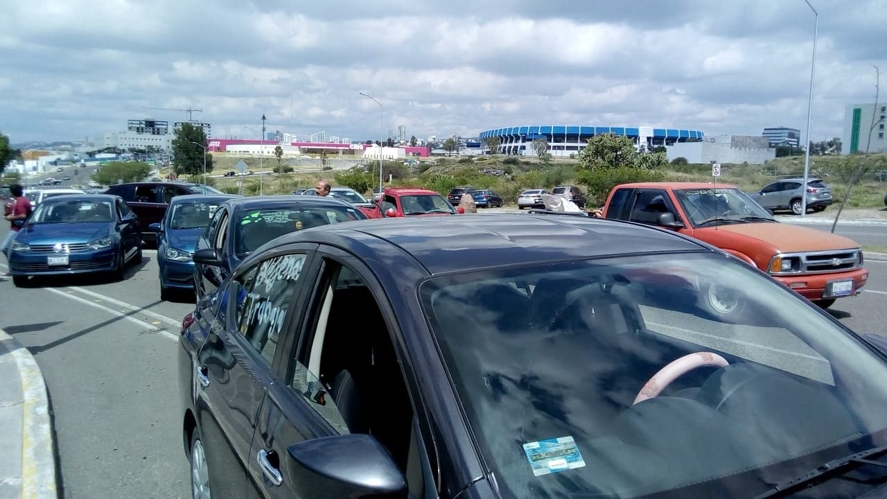 Conductores de taxis ejecutivos se manifiestan en el Congreso de Querétaro