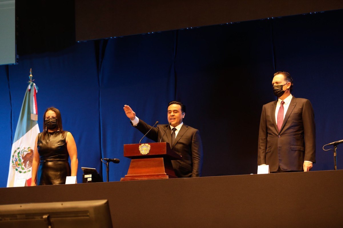 Luis Nava rinde protesta como alcalde de la capital