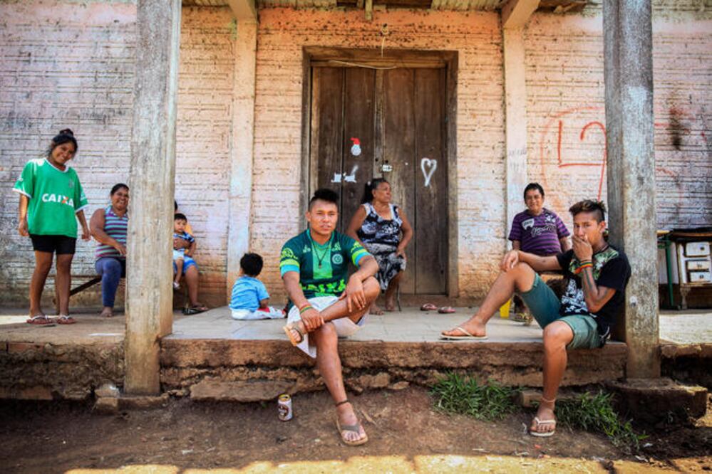 Un grupo de indígenas de la etnia káingang, en la aldea Condá, portan camisetas del Chapecoense. (FERNANDO BIZERRA JR. EFE)