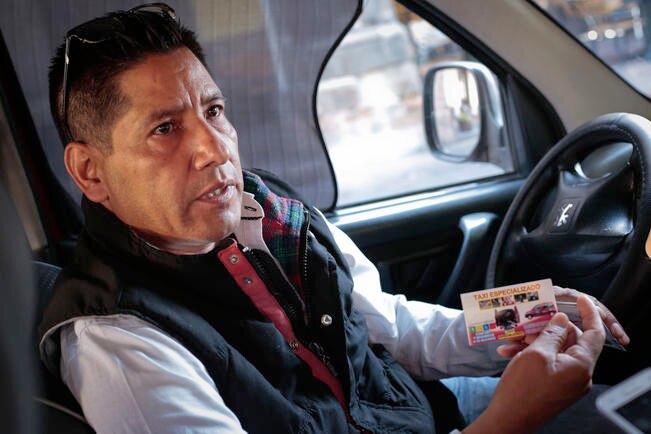 Javier explica que su trabajo lo lleva a cabo por agenda, ya sabe a quienes lleva y a dónde, además, la mayoría de las ocasiones tiene que esperar al cliente y regresarlo a su hogar (VÍCTOR PICHARDO. EL UNIVERSAL)