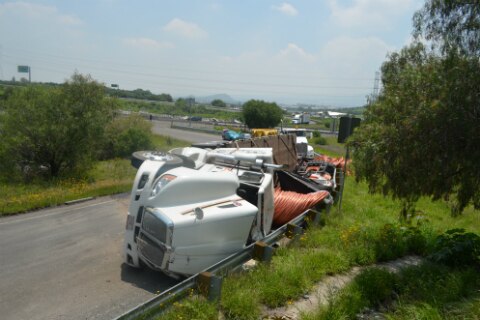 Vuelca tráiler en carretera a Celaya