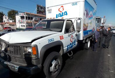Chocan camiones en 5 de febrero