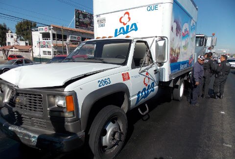 Chocan camiones en 5 de febrero