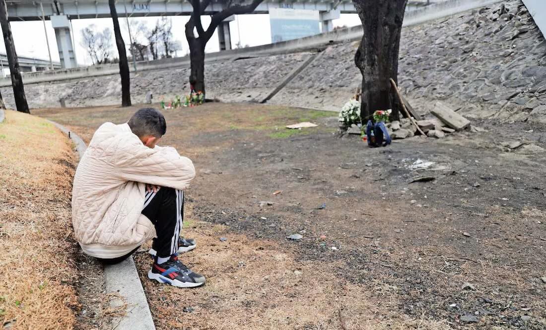 En soledad, Armando espera el regreso de Zeus, su perrito que por casualidad lo salvó de la explosión, y que fue llevado al veterinario por unas personas. Foto: Carlos Mejía / EL UNIVERSAL
