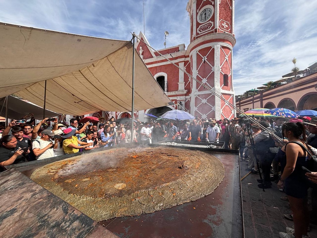 En Bernal, preparan la gordita más grande de México