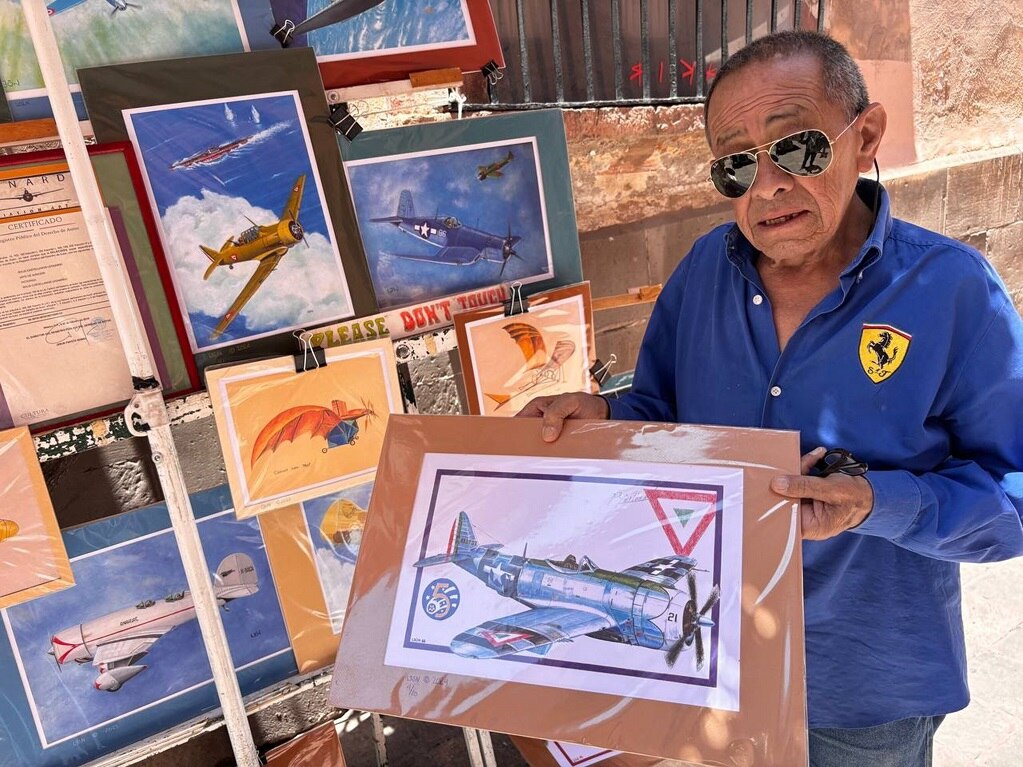 Leonardo Solís, el artista que pinta aviones antiguos