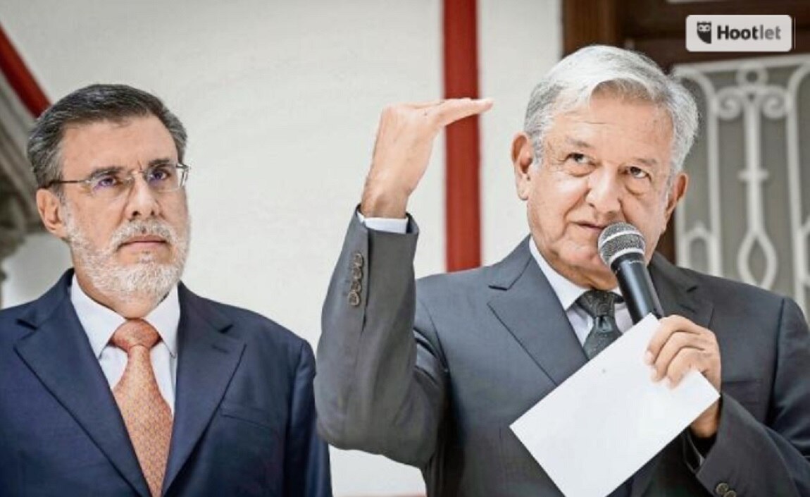 El presidente electo, Andrés Manuel López Obrador, acompañado por Julio Scherer, durante la conferencia en la que habló de la reunión que sostuvo con ministros de la SCJN; dijo que el 1 de diciembre enviará 2 paquetes de iniciativas al Congreso. (JUAN C)