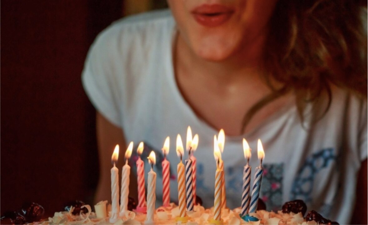 Crean cubre pasteles para soplar las velas sin riesgo de coronavirus