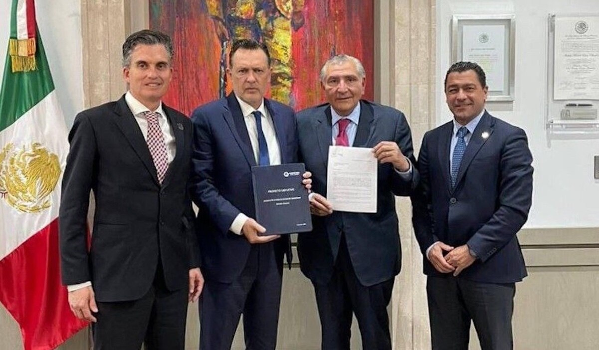 Mauricio Kuri entregó a Gobernación el proyecto del Acueducto III