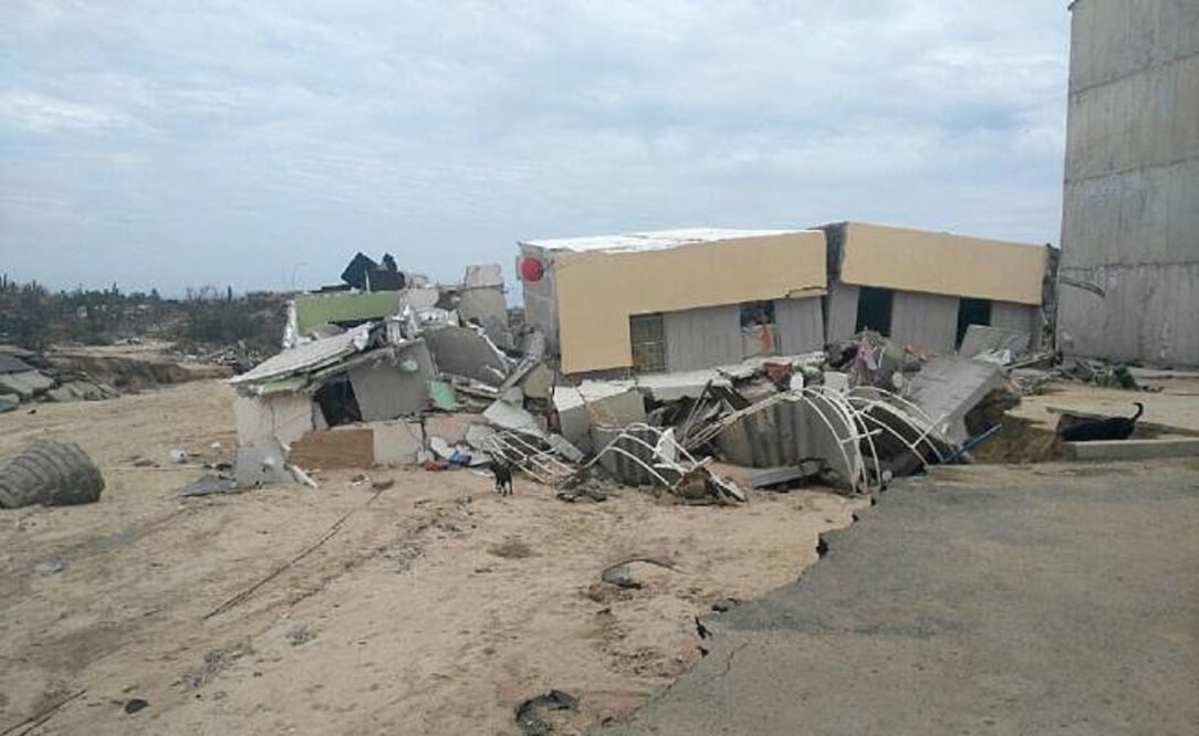 Vecinos observaban cómo la corriente carcomía el terreno hasta que el edificio colapsó (ESPECIAL)