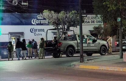 Arrojan artefacto explosivo a bar de Pedro Escobedo