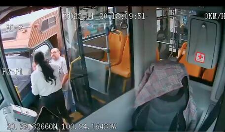 Denuncian presunta agresión a conductora de Qrobús, tras incidente de tránsito