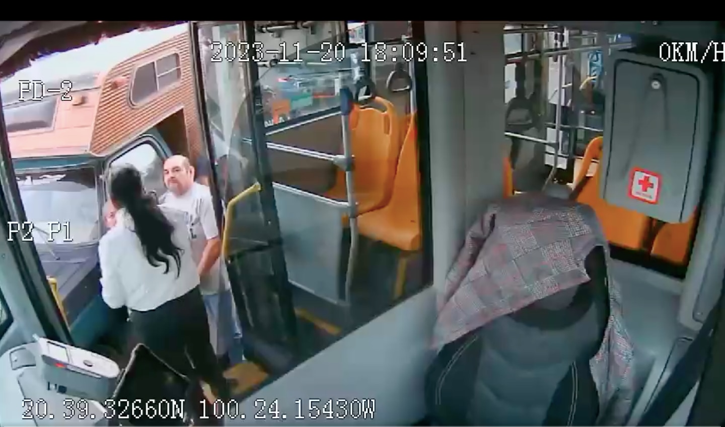 Denuncian presunta agresión a conductora de Qrobús, tras incidente de tránsito