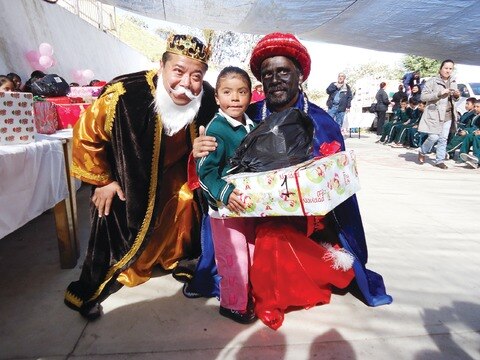 Llegan los Reyes Magos a albergue de Pinal 