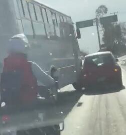 Le quitan la licencia a chofer que "aventó el camión" a automovilista en Querétaro