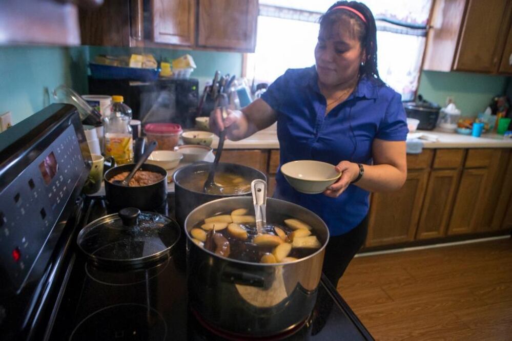 White Pigeon, Michigan. 11 de diciembre de 2017.- La familia Monrroy se prepara para salir de casa. Después de desayunar y cargar diesel en los tanques de las dos trockas empacan en las cajas los artículos que llevarán a Jalpan de Serra, Querétaro, México. Luego de despedirse del hijo mayor, revisar por última vez los pasaportes y encomendarse a la Virgen de Guadalupe, la familia aborda para iniciar el éxodo a Jalpan. En esta travesía deben cruzar desde Michigan hasta Laredo Texas.