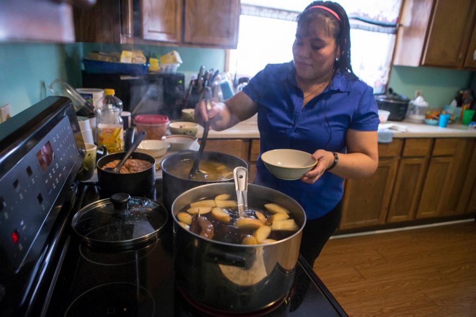 White Pigeon, Michigan. 11 de diciembre de 2017.- La familia Monrroy se prepara para salir de casa. Después de desayunar y cargar diesel en los tanques de las dos trockas empacan en las cajas los artículos que llevarán a Jalpan de Serra, Querétaro, México. Luego de despedirse del hijo mayor, revisar por última vez los pasaportes y encomendarse a la Virgen de Guadalupe, la familia aborda para iniciar el éxodo a Jalpan. En esta travesía deben cruzar desde Michigan hasta Laredo Texas.