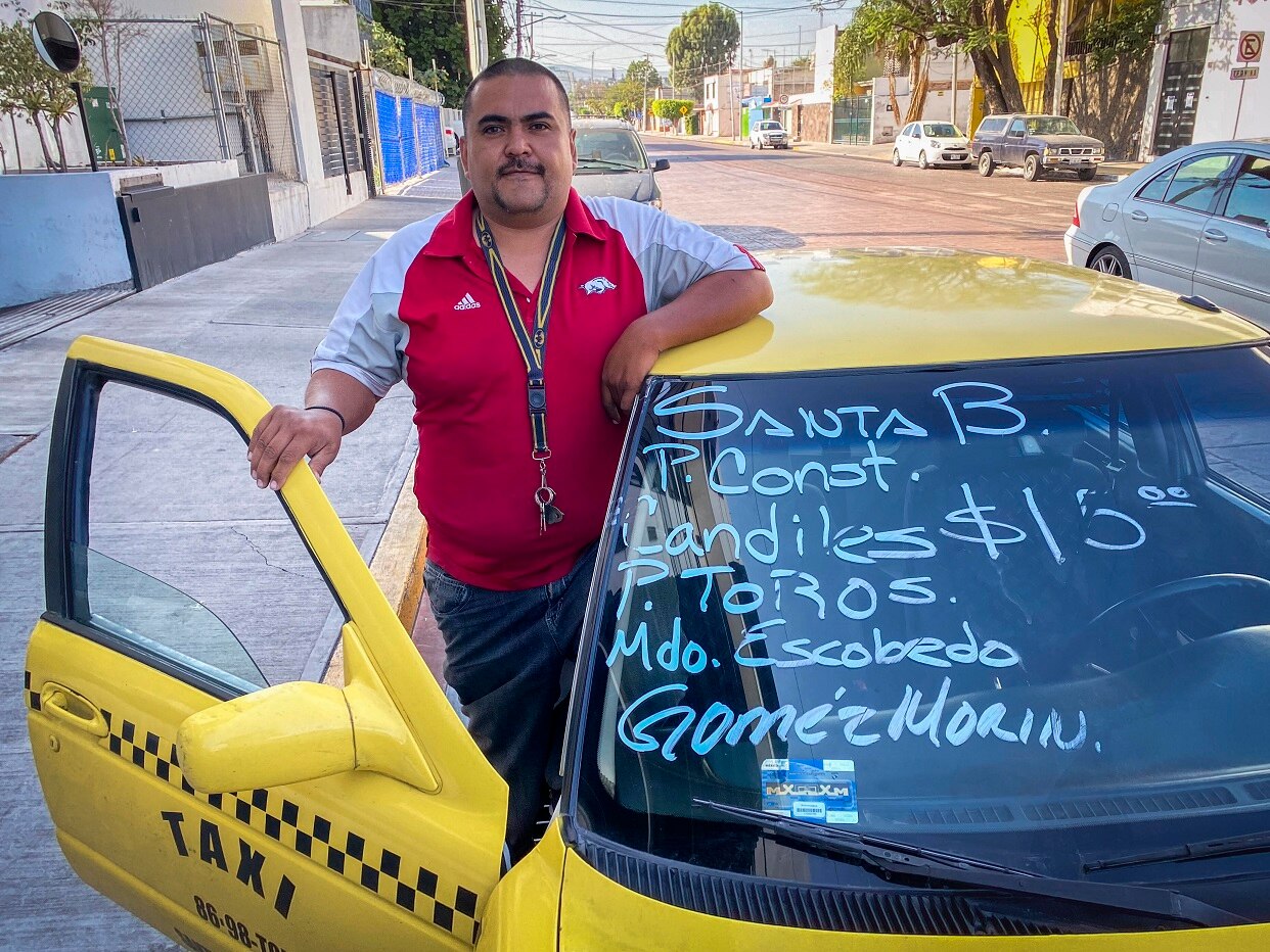 Taxista enfrenta con creatividad la pandemia