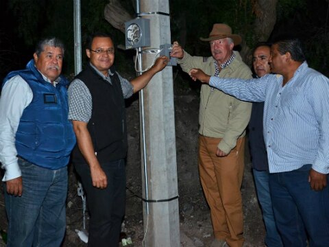 Enrique Vega entrega alumbrado público