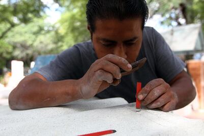 Hacen del panteón su lugar de trabajo