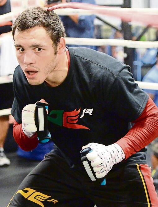 Julio César Chávez Jr. tiene una trayectoria de más de 10 años como pugilista Ha estado envuelto en la polémica por diversas causas en su carrera