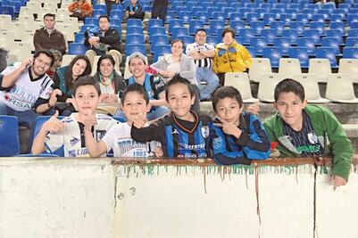 Devotos de los emplumados acuden a su santuario