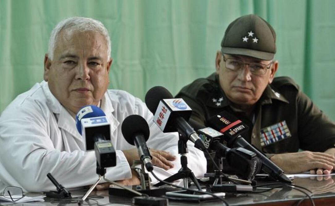 El director del Instituto de Medicina Legal, Sergio Rabel (i), acompañado del jefe de la Dirección de Criminalística del Ministerio de Interior, coronel Antonio Mesa. Foto: EFE