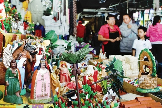 Arranca venta de mercancía navideña
