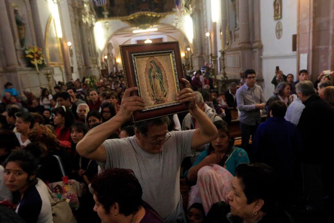 Con danza, cantos y plegarias festejan a la  morenita