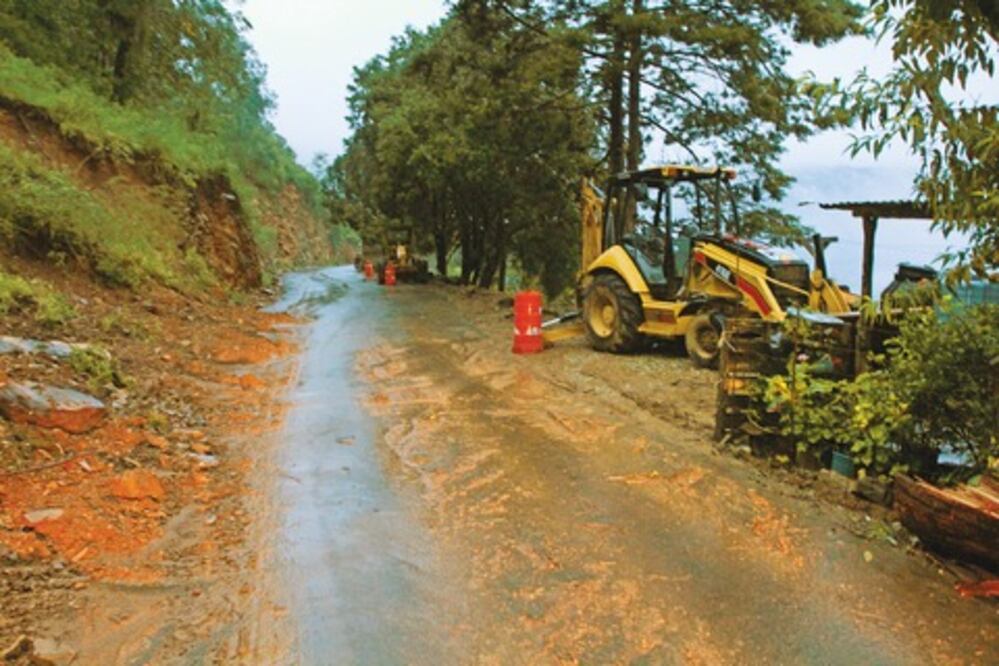 Brigadas limpian derrumbes