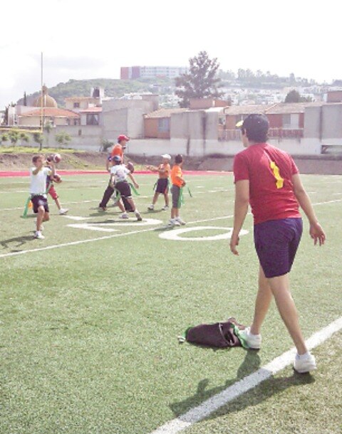 Entusiasma tocho bandera a niños