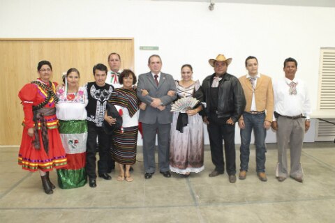Cumplen su deber con atuendo patrio