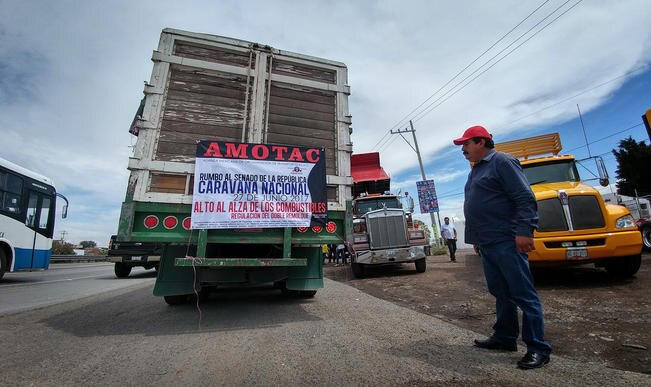 Los operadores se sumaron a la movilización nacional para exigir a las autoridades federales que prohíban o regulen el uso del doble remolque porque provoca múltiples accidentes en las carreteras del país. (ALMA CÓRDOVA. EL UNIVERSAL)