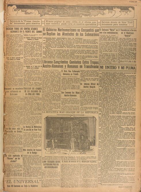 Algunas de las máquinas del periódico en sus primeros años. La Goss, con la que nació EL UNIVERSAL en 1916 y que hoy se exhibe en el Palacio de San Lázaro (derecha), sirvió para imprimir el primer ejemplar de la Constitución Mexicana de 1917 (LUCÍA GODÍN)