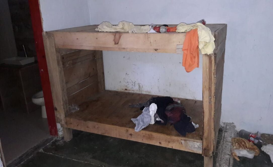 Rescatan a anciano de caja de madera, donde fue encerrado por su hija