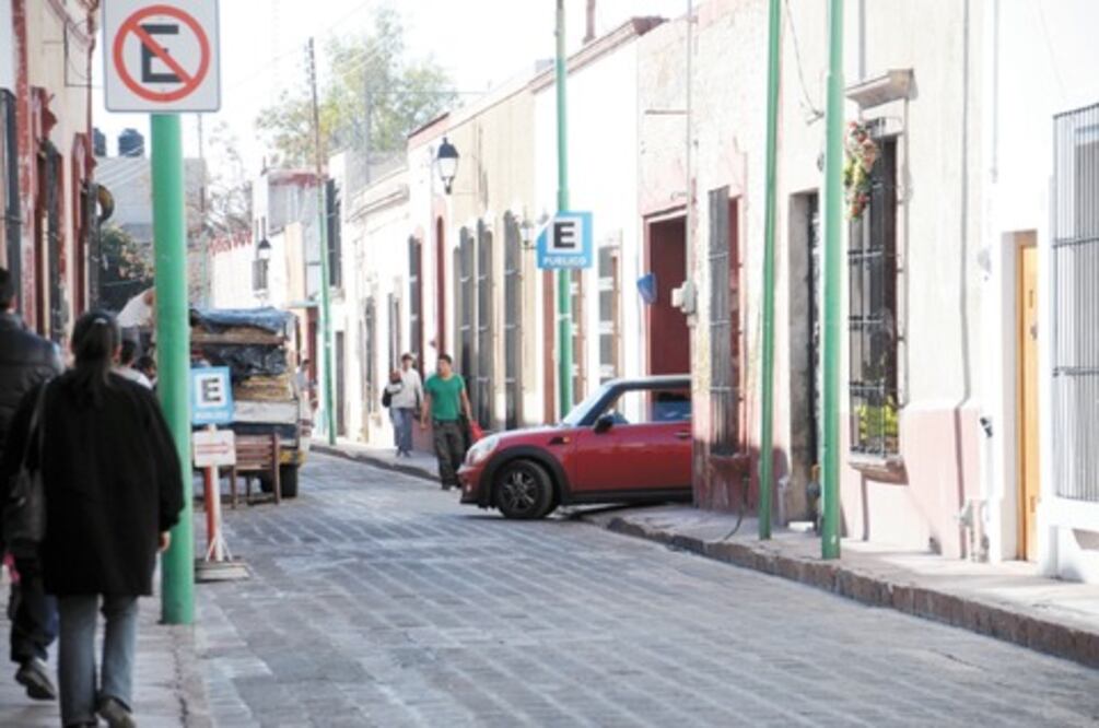 Falta regulación en estacionamientos