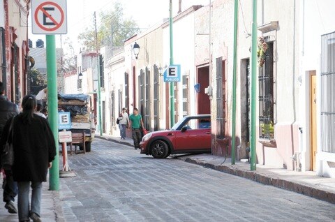 Falta regulación en estacionamientos