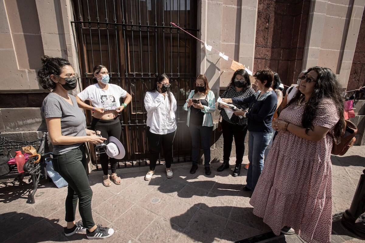 Con brasieres, buscan reconocer el trabajo de las mujeres en el hogar y en la familia
