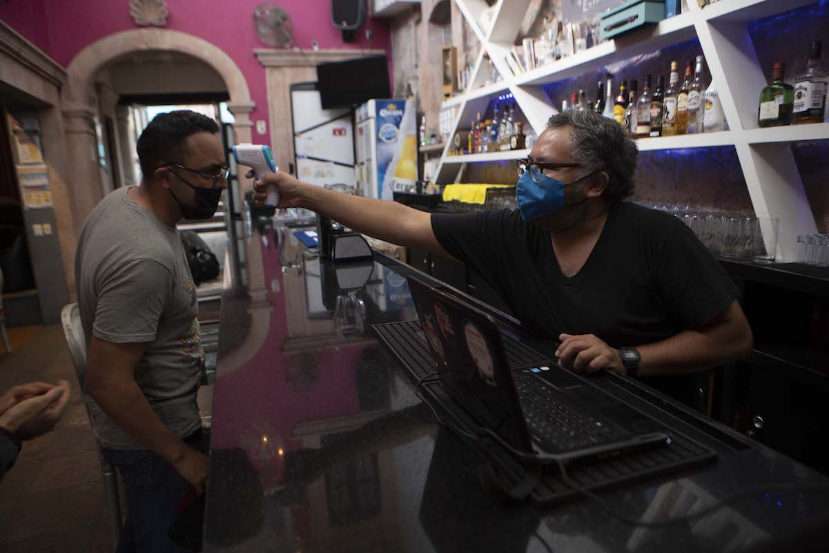 Bares y cantinas celebran el regreso al Escenario A de la pandemia del Covid-19