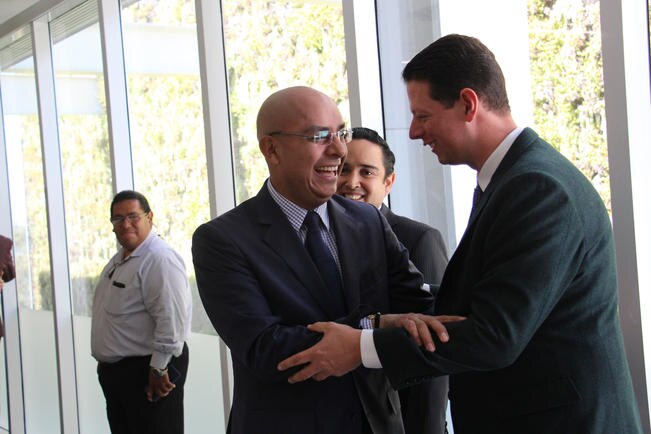 El alcalde Marcos Aguilar Vega (izq.) y el diputado presidente de la Comisión Instructora (der.), Mauricio Ortiz Proal, quien asegura que el proceso podrá resolverse en 15 días, con apego al Estado de derecho y la ley (ARCHIVO EL UNIVERSAL)